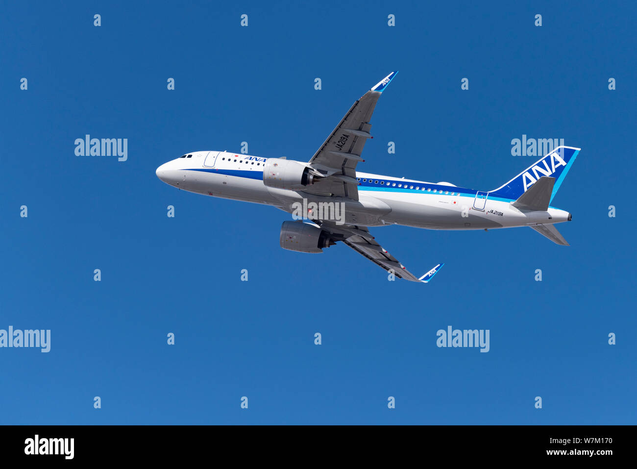 Novosibirsk, Russia - Aprile 1, 2019: Airbus A320-271N JA219a All Nippon Airways (ANA) nel cielo dopo il decollo dall'aeroporto internazionale Tolmach Foto Stock