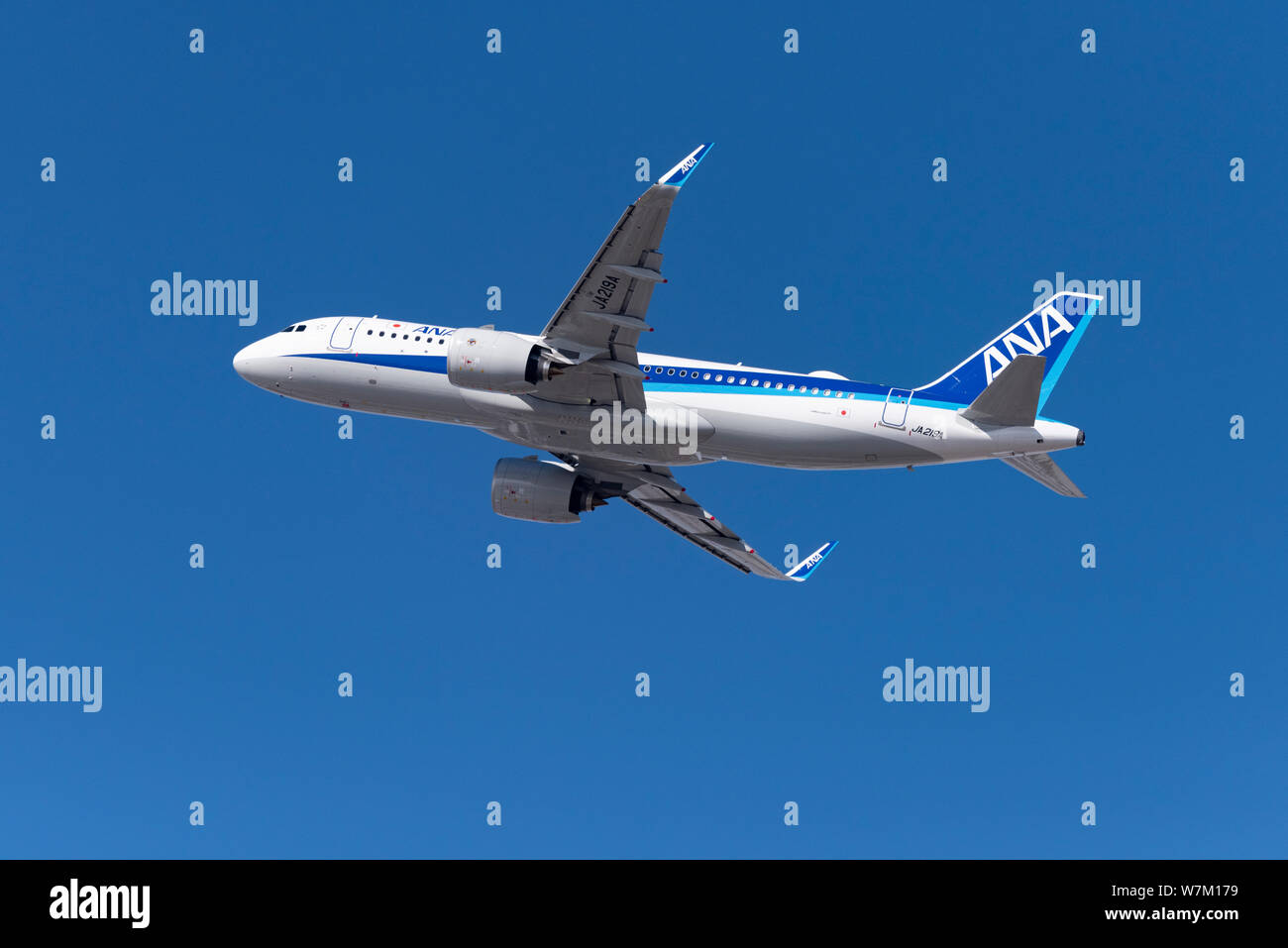 Novosibirsk, Russia - Aprile 1, 2019: Airbus A320-271N JA219a All Nippon Airways (ANA) nel cielo dopo il decollo dall'aeroporto internazionale Tolmach Foto Stock