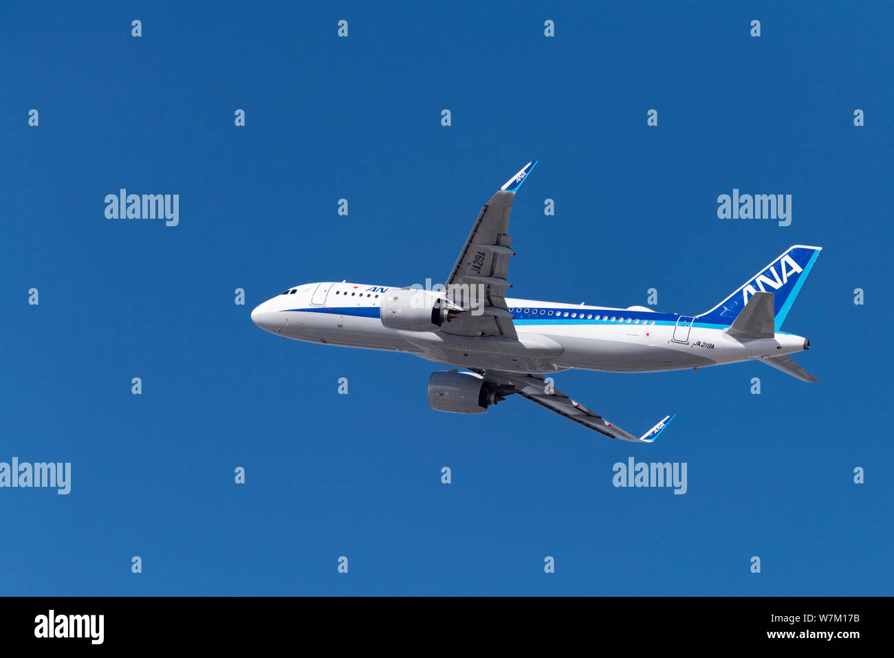 Novosibirsk, Russia - Aprile 1, 2019: Airbus A320-271N JA219a All Nippon Airways (ANA) nel cielo dopo il decollo dall'aeroporto internazionale Tolmach Foto Stock