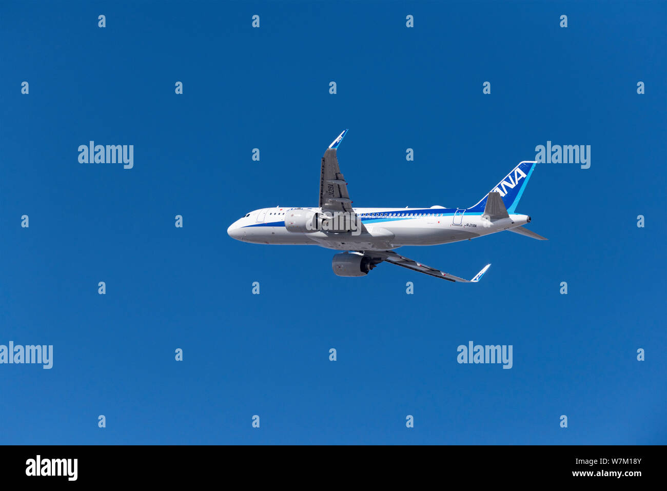 Novosibirsk, Russia - Aprile 1, 2019: Airbus A320-271N JA219a All Nippon Airways (ANA) nel cielo dopo il decollo dall'aeroporto internazionale Tolmach Foto Stock