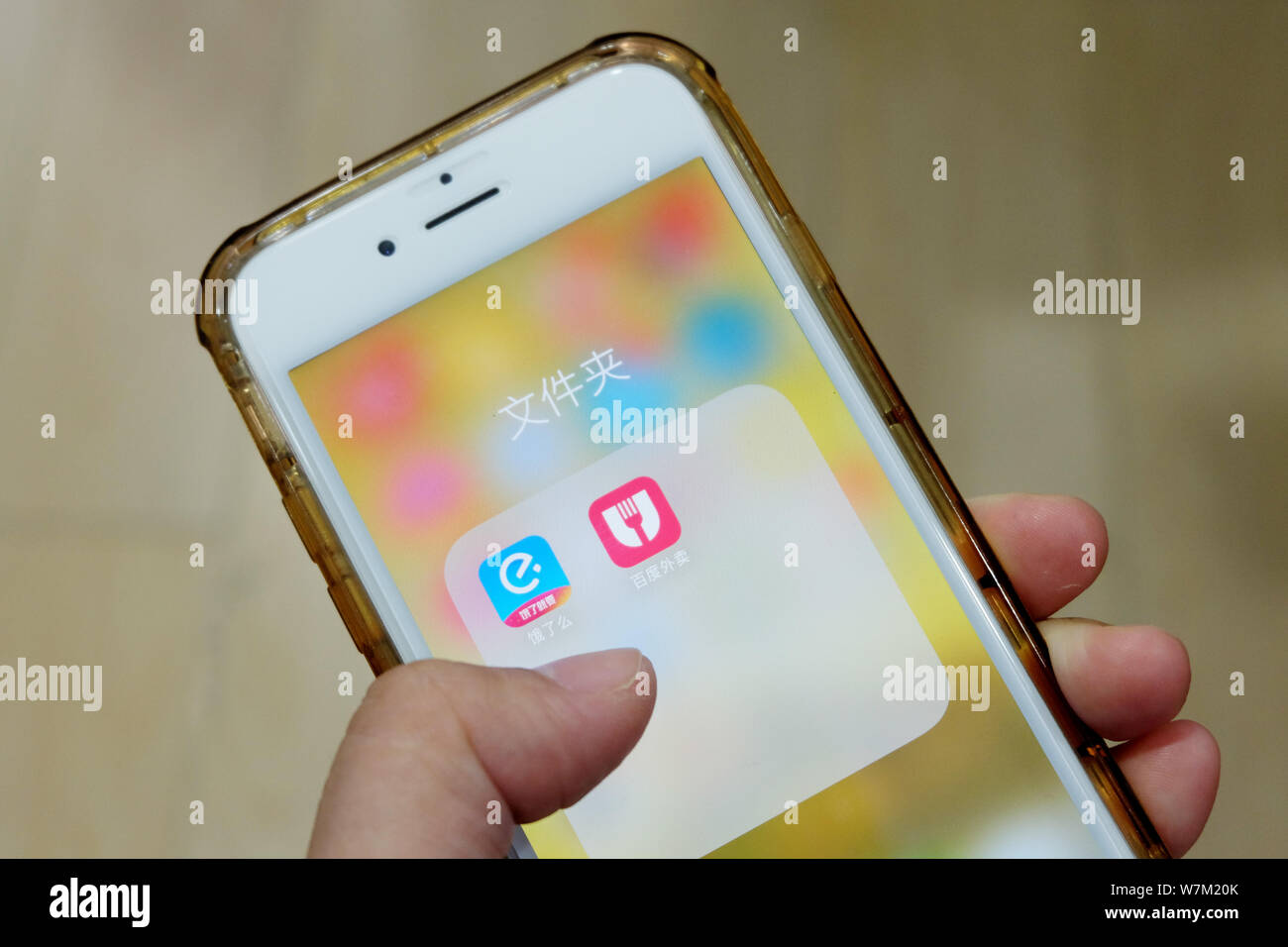 --FILE--un cinese telefono cellulare utente guarda le icone del pasto cinese società di consegna di Ele.me, sinistra e cinese online Consegna del cibo azienda Baidu Waima Foto Stock