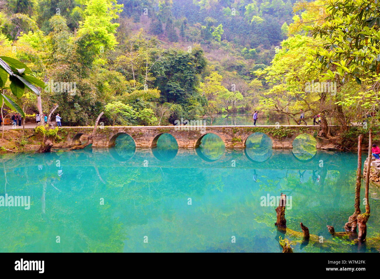 Il paesaggio di Xiaoqikong (Piccole Sette Archi) ponte all'Xiaoqikong punto panoramico nella contea di Libo, Qiannan Buyei e Miao prefettura autonoma, così Foto Stock