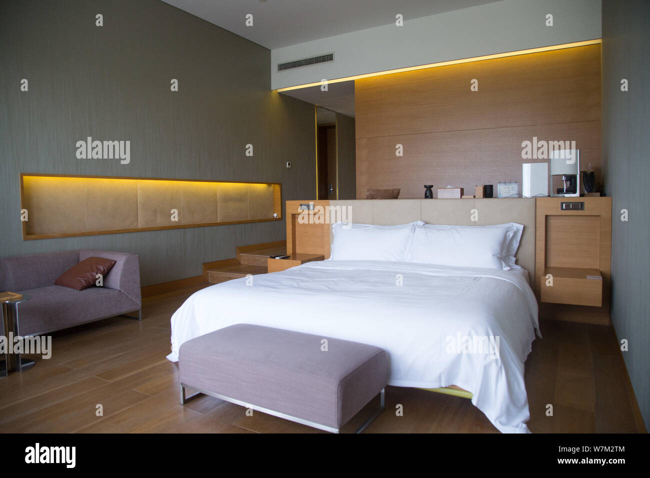 Vista interna di una camera ad alta Xuan Hotel termale, la Cina il primo intelligenza artificiale (AI) di controllo vocale hotel in Hangzhou, est della Cina di Zhe Foto Stock