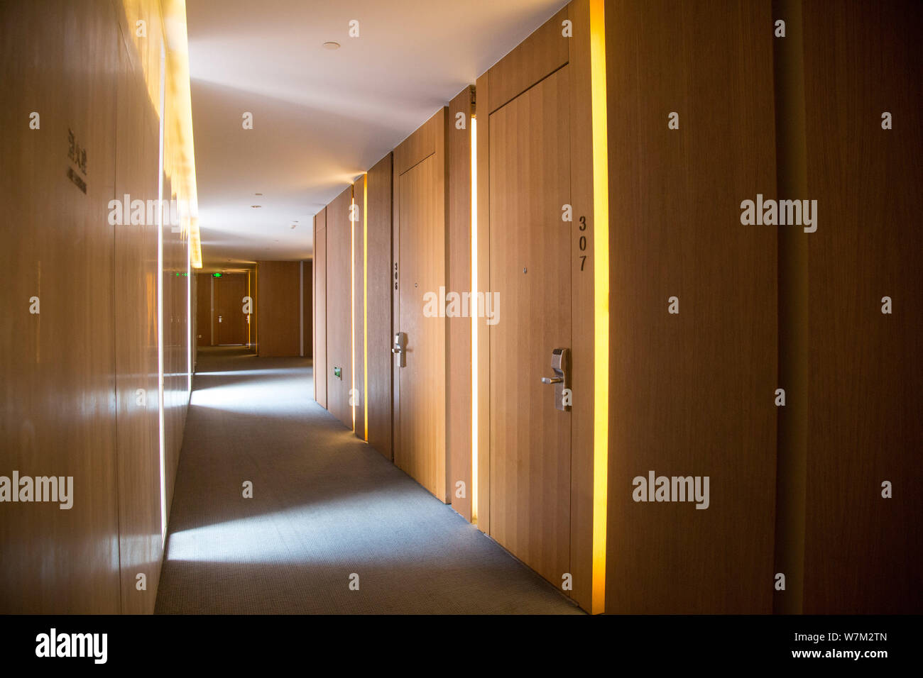 Vista interna di un corridoio ad alta Xuan Hotel termale, la Cina il primo intelligenza artificiale (AI) di controllo vocale hotel in Hangzhou, est della Cina di Foto Stock