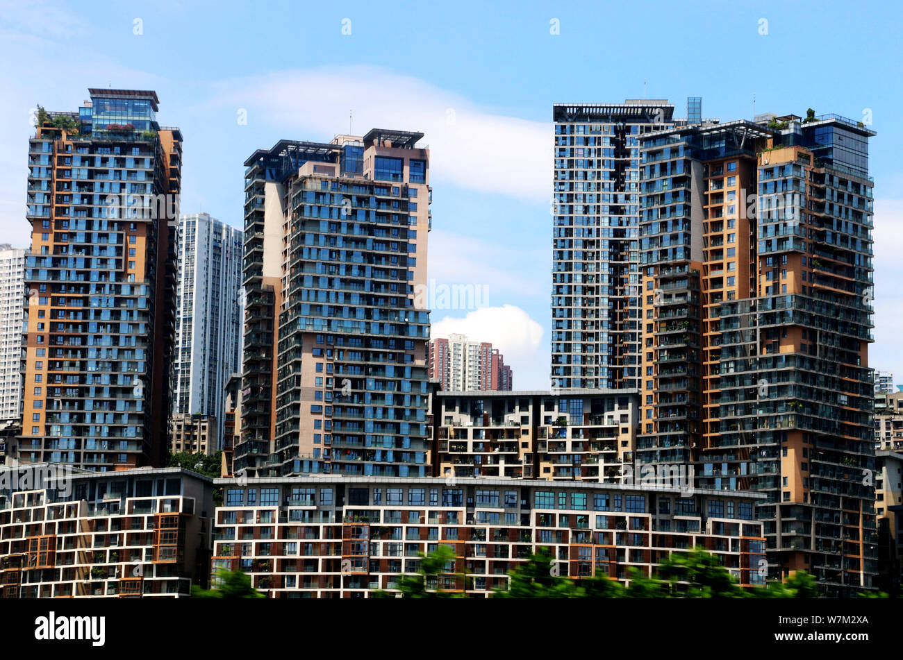Edifici ad alta racchiusa da irregolare in vetro blu sono raffigurati in Chongqing Cina, 29 agosto 2017. Foto Stock