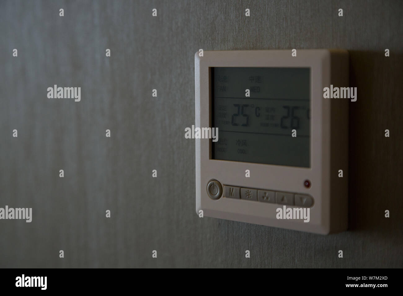Vista di un condizionatore del pannello di visualizzazione in una camera ad alta Xuan Hotel termale, la Cina il primo intelligenza artificiale (AI) di controllo vocale hotel, in Hang Foto Stock
