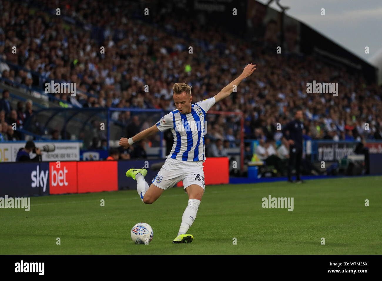 5 agosto 2019, John Smiths Stadium, Huddersfield Inghilterra; Sky scommessa campionato, Huddersfield Town vs Derby County ; Florent Hadergjonaj (33) di Huddersfield Town attraversa la sfera Credito: Mark Cosgrove/News immagini English Football League immagini sono soggette a licenza DataCo Foto Stock