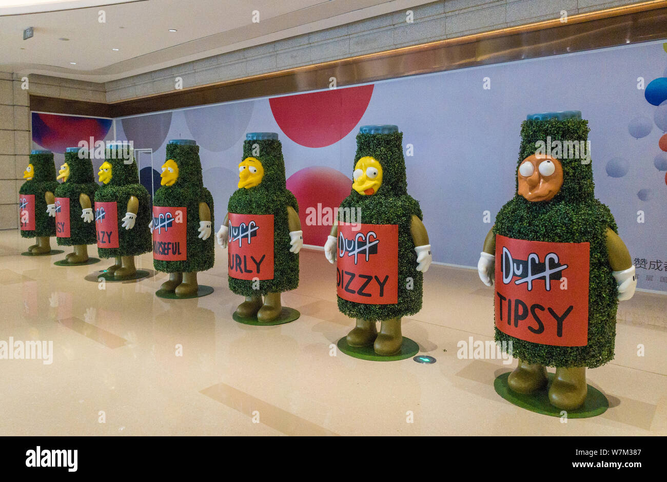 Vita-dimensioni delle sculture di caratteri in American sitcom animata ''The Simpsons'' sono raffigurato all'Yintai in99 shopping mall di Chengdu, sou Foto Stock