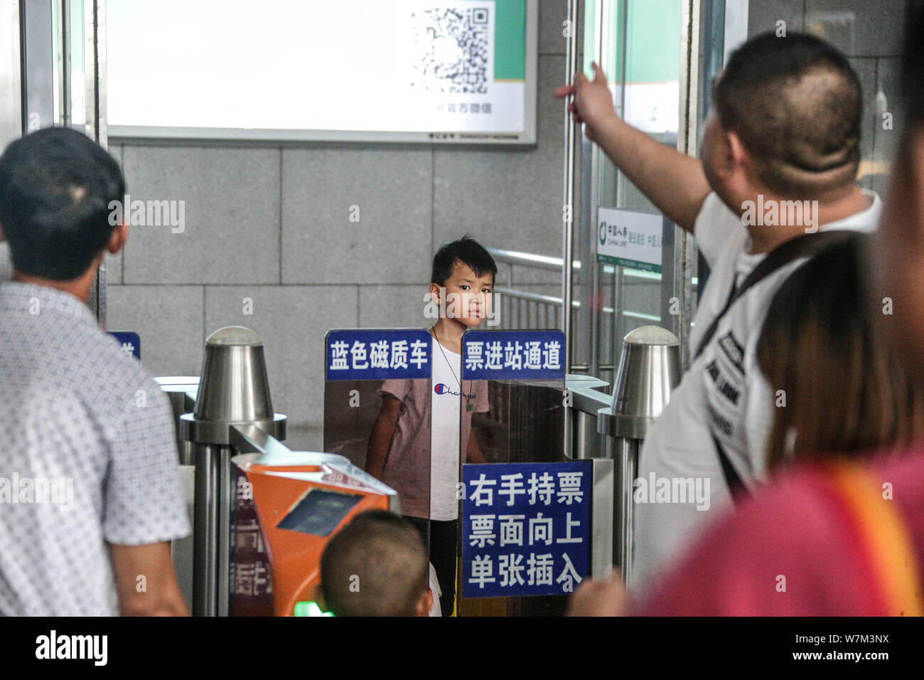 Una sinistra-dietro il bambino è mostrato dopo la separazione con sua madre a Quanzhou Stazione Ferroviaria di Quanzhou city, a sud-est della Cina di provincia del Fujian, 25 A Foto Stock