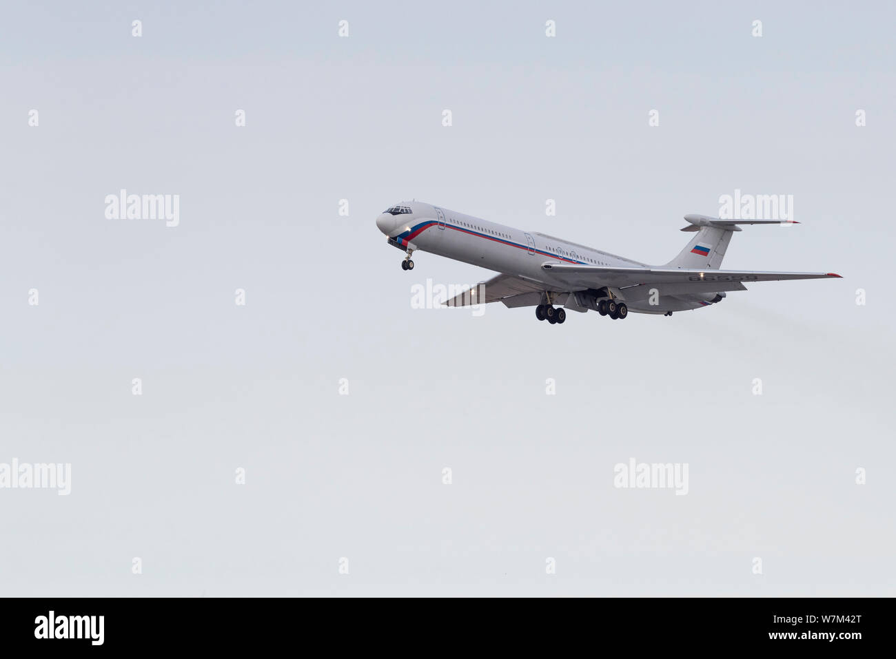 Novosibirsk, Russia - Aprile 3, 2019: Ilyushin IL-62M RA-86559 Rossiya - Volo speciale nel cielo dopo il decollo dall'aeroporto internazionale Tolmac Foto Stock