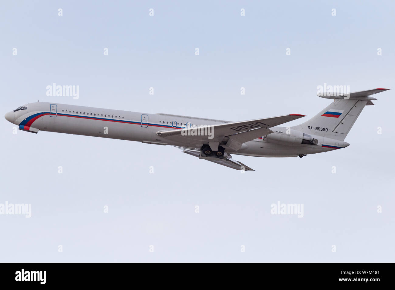 Novosibirsk, Russia - Aprile 3, 2019: Ilyushin IL-62M RA-86559 Rossiya - Volo speciale nel cielo dopo il decollo dall'aeroporto internazionale Tolmac Foto Stock