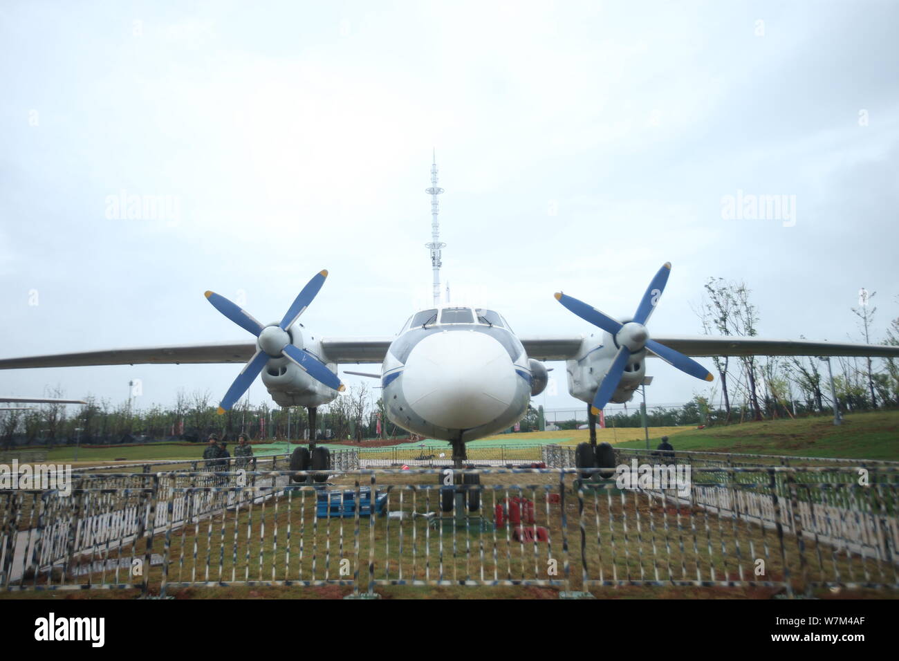 Un Antonov un-26 velivoli da trasporto cinese di PLA (popoli dell Esercito di Liberazione) Air Force è sul display in corrispondenza di una forza militare di parco a tema per contrassegnare il novantesimo annive Foto Stock
