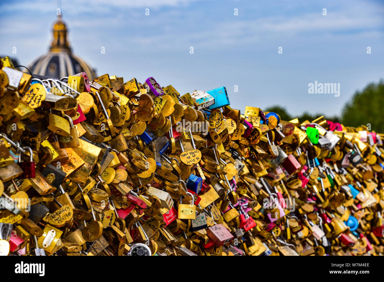 Parigi amore serrature, lucchetti, Pont des Arts, Parigi, Francia Foto Stock