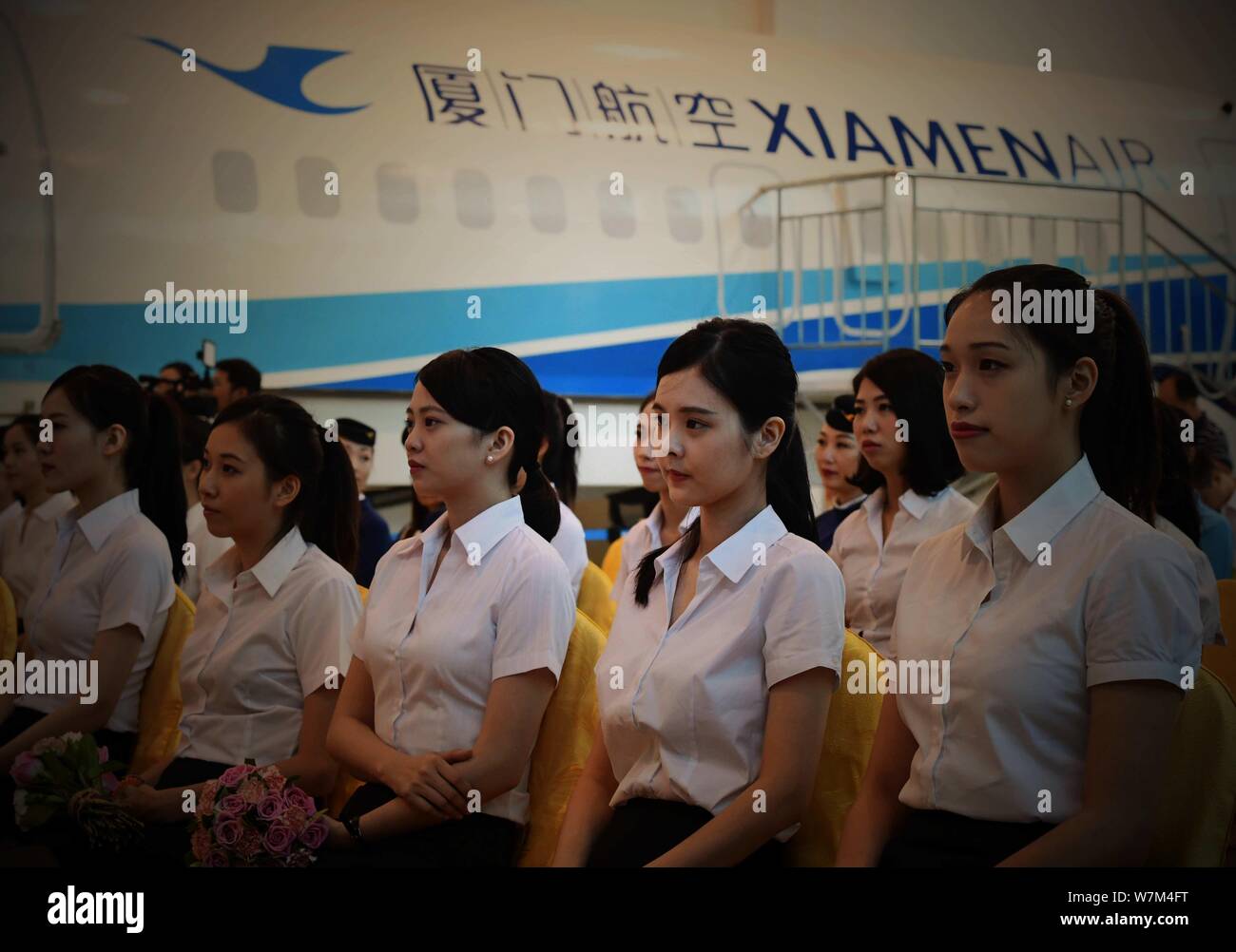 Air hostess del primo lotto di Xiamen Airlines Taiwan equipaggio di cabina assistere alla cerimonia di induzione nella città di Xiamen, a sud-est della Cina di provincia del Fujian, Foto Stock