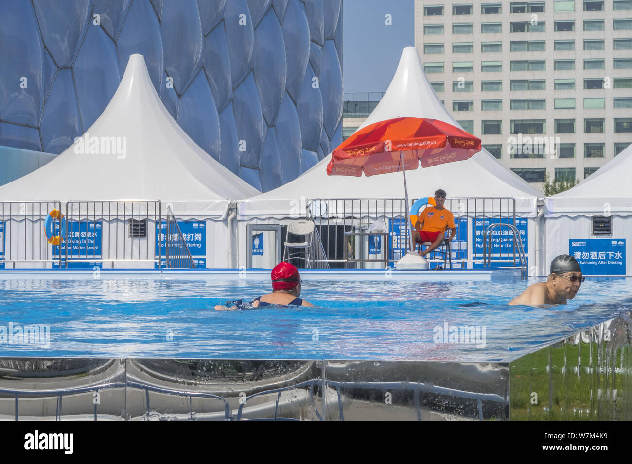 I residenti locali andare a nuotare nella lunga 25 metri e 15 metri di larghezza e staccabile a sfioro piscina, vicino alla National Aquatics Centre, noto anche come Foto Stock