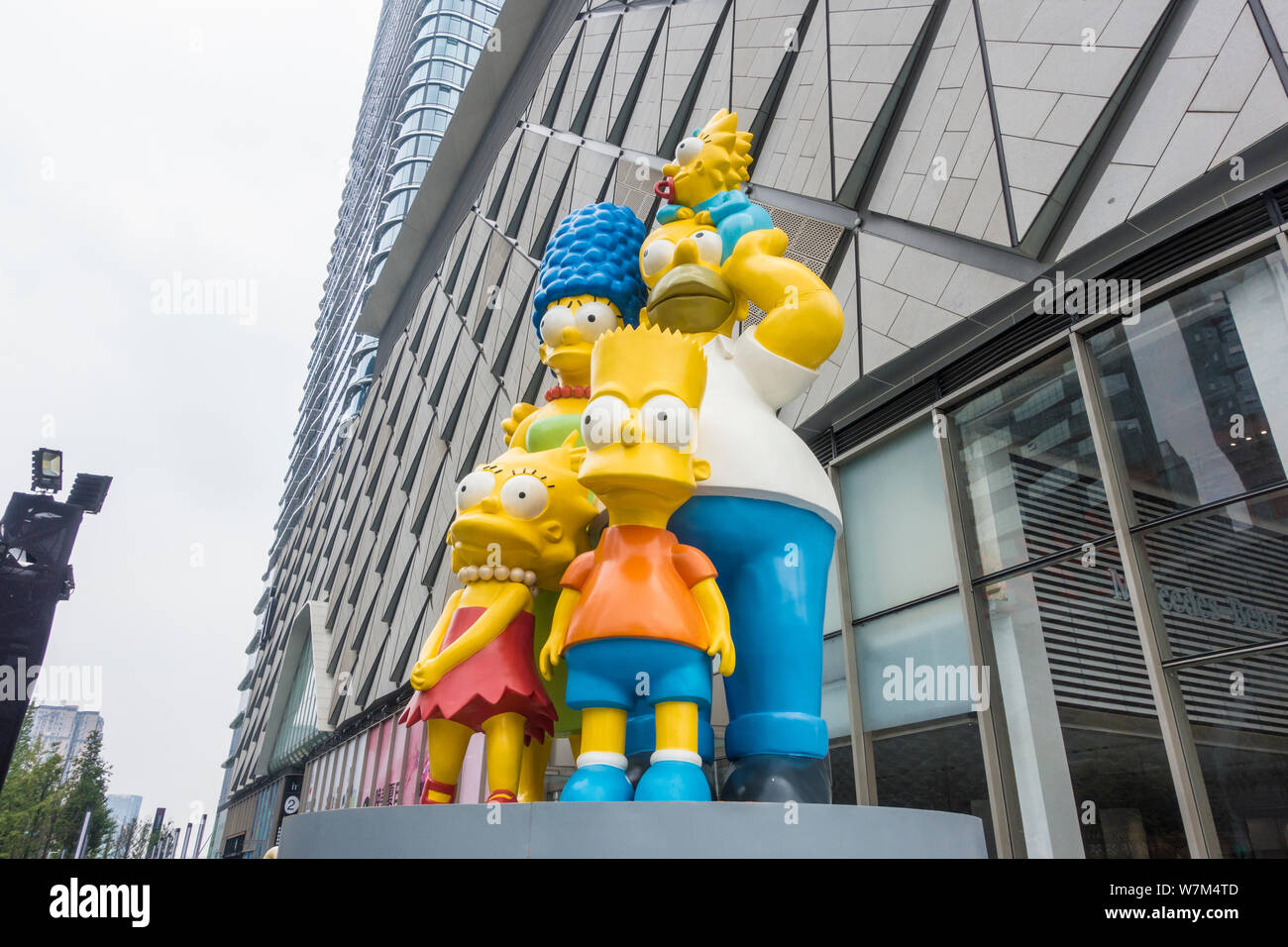 Vita-dimensioni delle sculture di caratteri in American sitcom animata ''The Simpsons'' sono raffigurato all'Yintai in99 shopping mall di Chengdu, sou Foto Stock