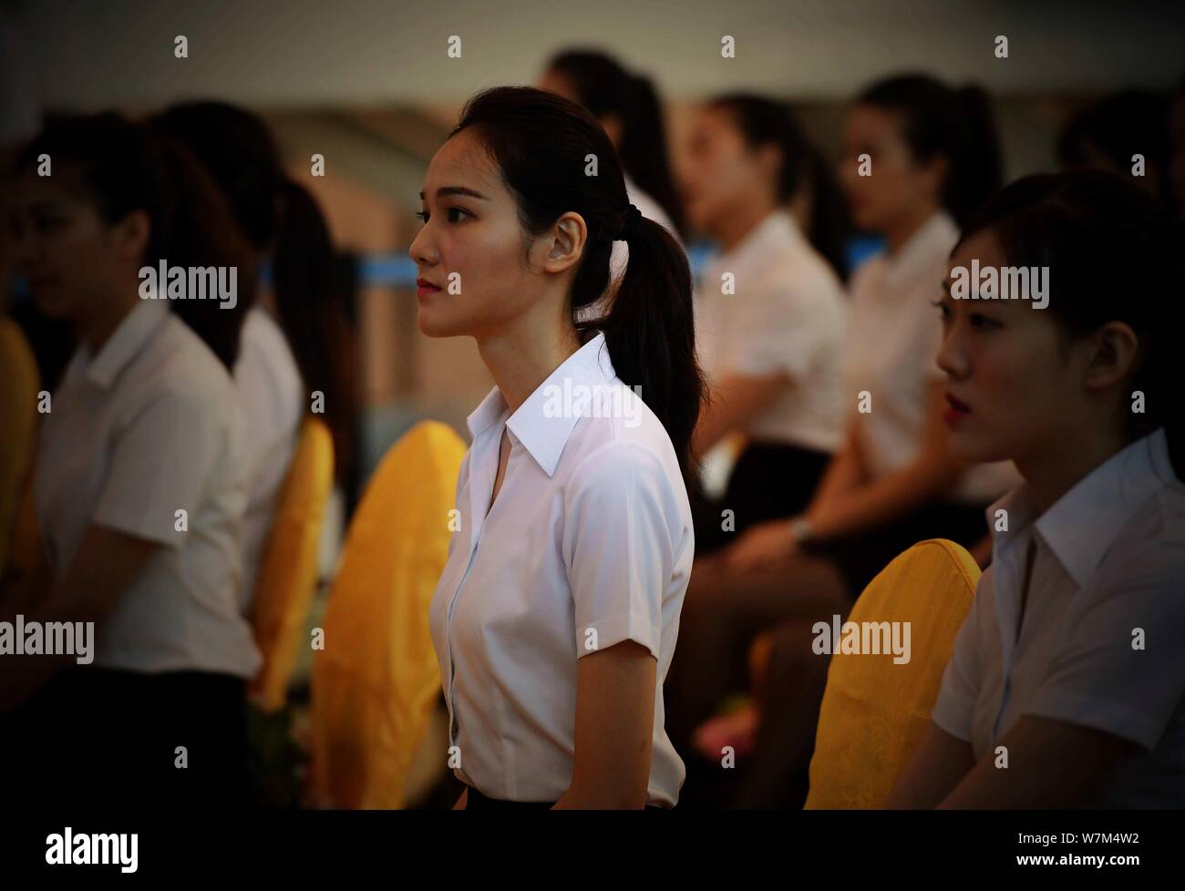 Air hostess del primo lotto di Xiamen Airlines Taiwan equipaggio di cabina assistere alla cerimonia di induzione nella città di Xiamen, a sud-est della Cina di provincia del Fujian, Foto Stock