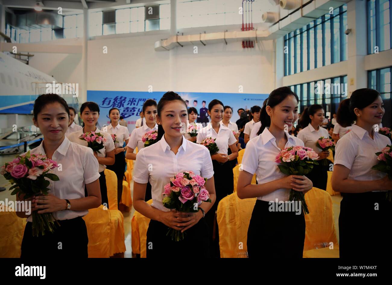 Air hostess del primo lotto di Xiamen Airlines Taiwan equipaggio di cabina assistere alla cerimonia di induzione nella città di Xiamen, a sud-est della Cina di provincia del Fujian, Foto Stock