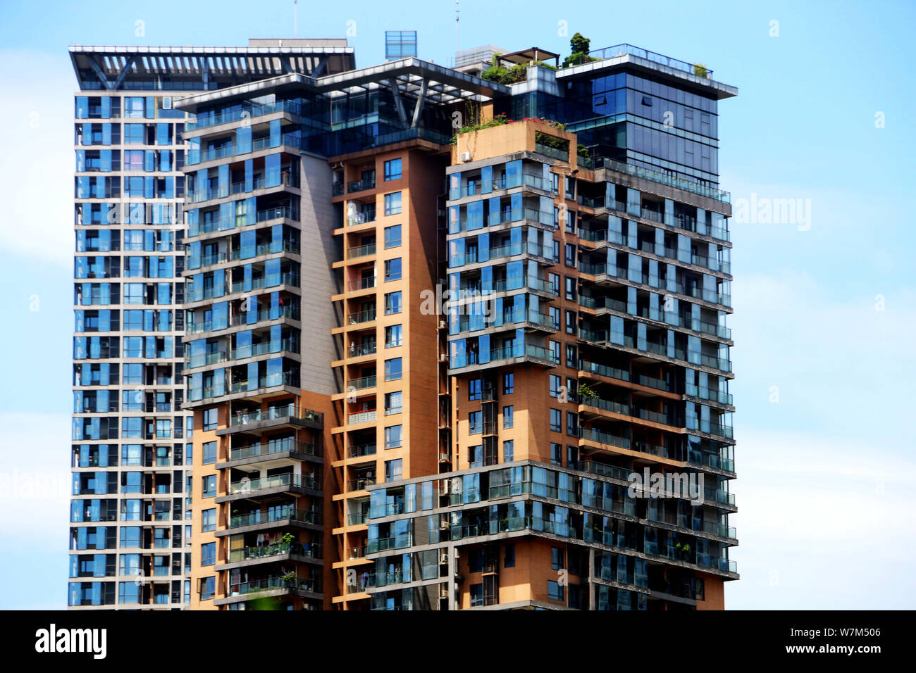 Edifici ad alta racchiusa da irregolare in vetro blu sono raffigurati in Chongqing Cina, 29 agosto 2017. Foto Stock