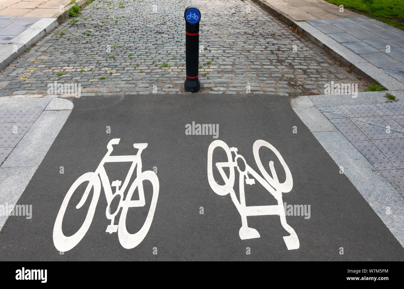 Le illustrazioni che mostrano una pista ciclabile in Liverpool Foto Stock