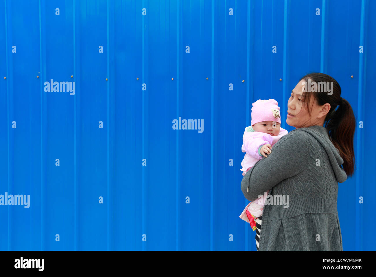 --FILE--una madre cinese detiene il suo neonato in Anyang City, centrale cinese della provincia di Henan, 24 ottobre 2015. Il numero di nuove nascite in Cina r Foto Stock
