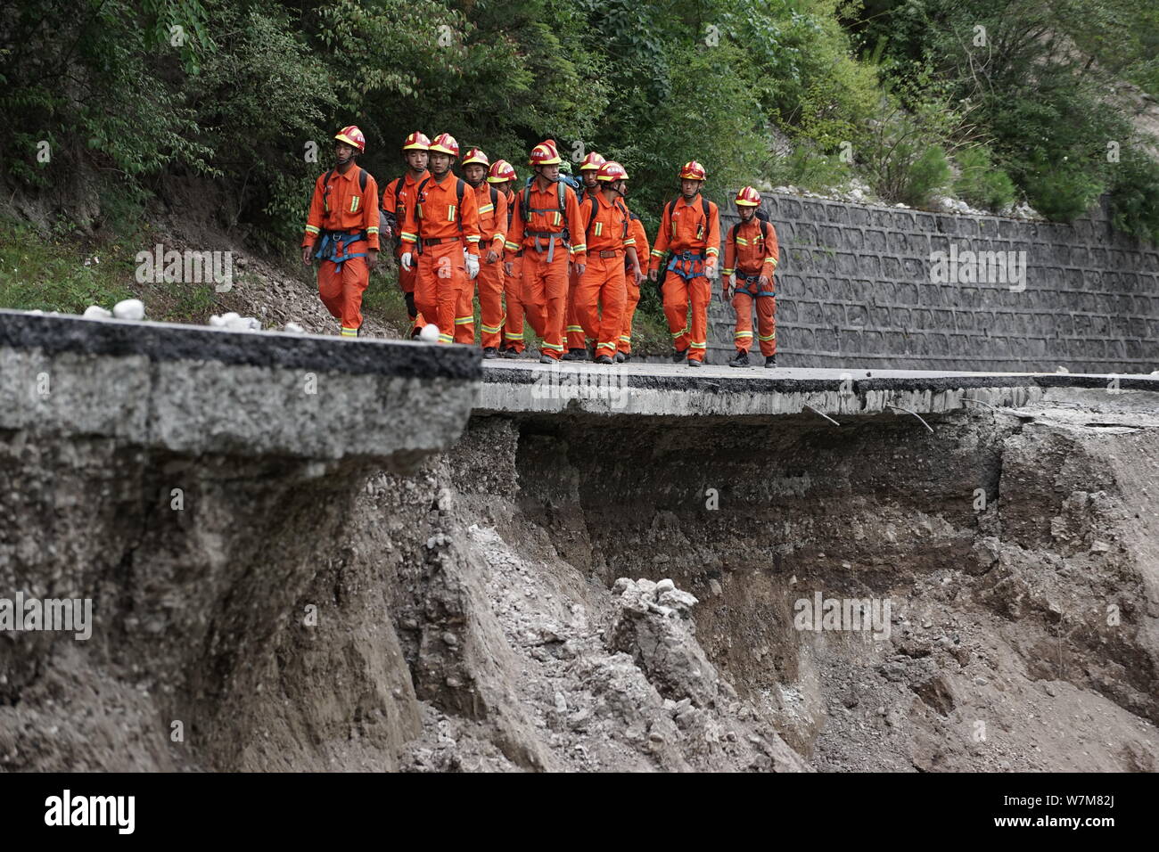 Il cinese Soccorritori alla ricerca per le vittime e i superstiti nella valle di Jiuzhaigou dopo la 7,0-terremoto di magnitudine in Jiuzhaigou county, Ngawa tibetano e Foto Stock