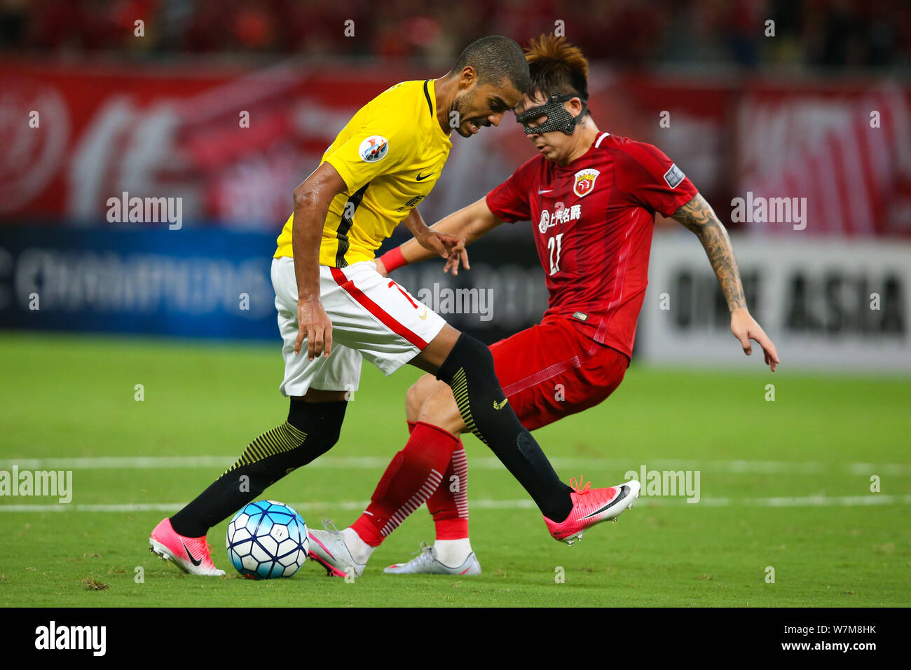 Il calcio brasiliano player Alan Carvalho di Guangzhou Evergrande Taobao, sinistra, sfide Shi Ke di Shanghai SIPG durante il primo quarto di partita finale Foto Stock