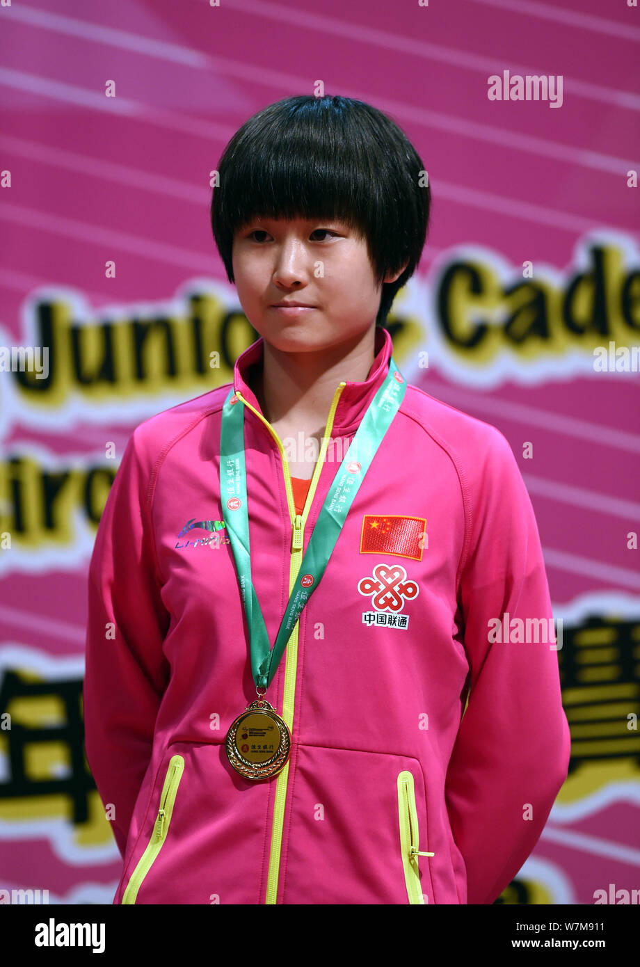 Liu Weishan della Cina pone con il suo trofeo dopo la sconfitta di Nagasaki Miyu del Giappone per vincere il campione nel loro Junior ragazze Singles match finale durante Foto Stock