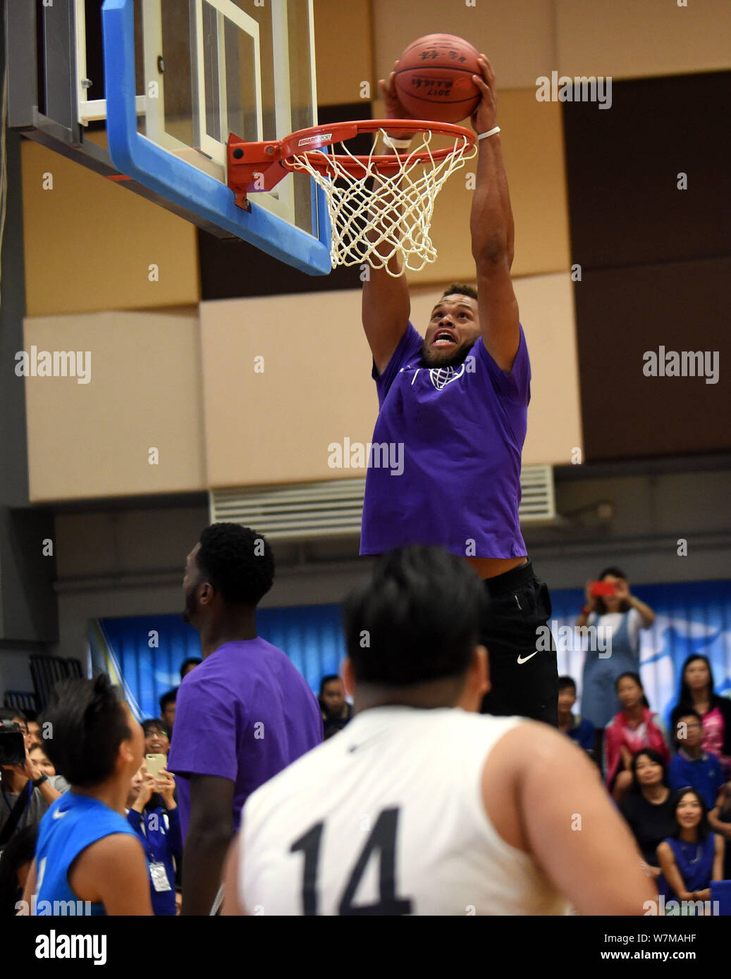 American giocatore di basket Justin Anderson visite Lam Tai Fai Collegio durante il 2017 Yao Foundation carità Tour di Hong Kong, Cina, 31 luglio 2017. Foto Stock