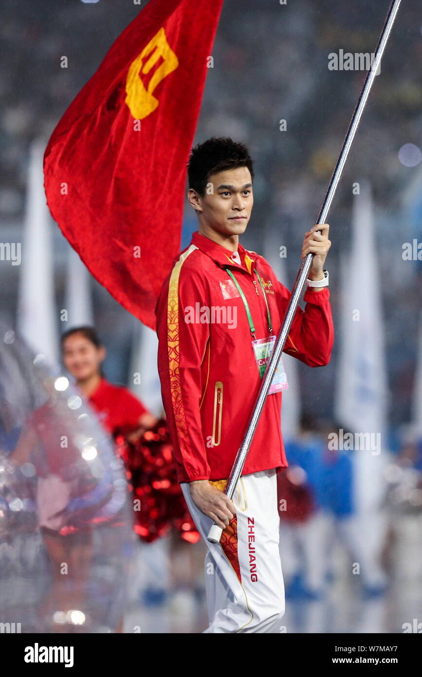 Della Cina di nuoto atleta Sun Yang, che è anche il portabandiera della delegazione di Zhejiang, reagisce durante la cerimonia di apertura del XIII nazionale cinese Foto Stock