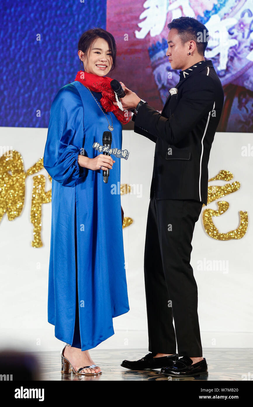 Incinta Hong Kong attrice Myolie Wu, sinistra e attore Taiwanese Pietro Ho partecipare ad una conferenza stampa per la loro nuova fiction TV 'Niente oro può rimanere' in B Foto Stock