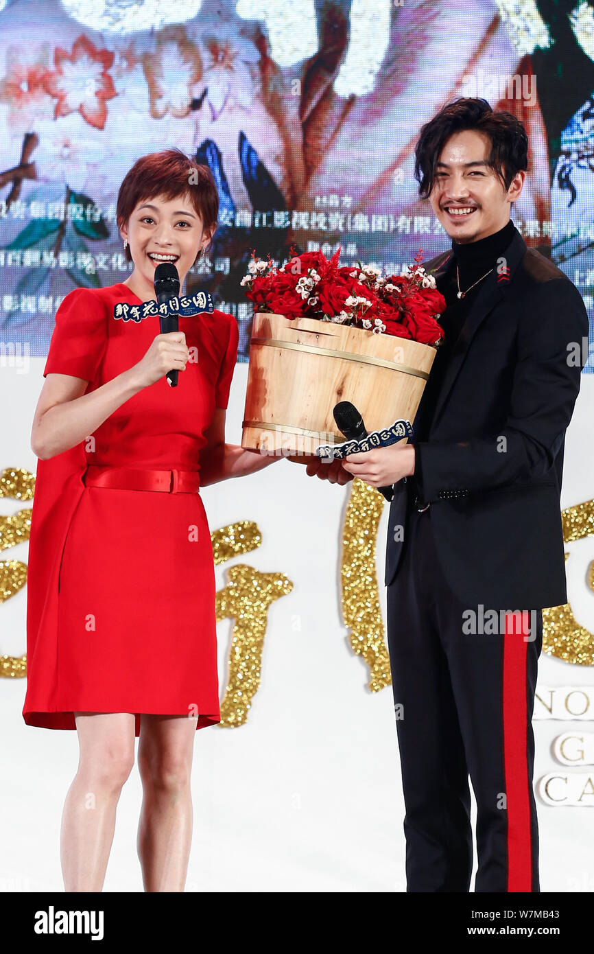 Attrice cinese Sun Li, a sinistra, e l'attore Chen Xiao partecipare ad una conferenza stampa per la loro nuova fiction TV 'Niente oro può rimanere' a Pechino in Cina, 28 agost Foto Stock