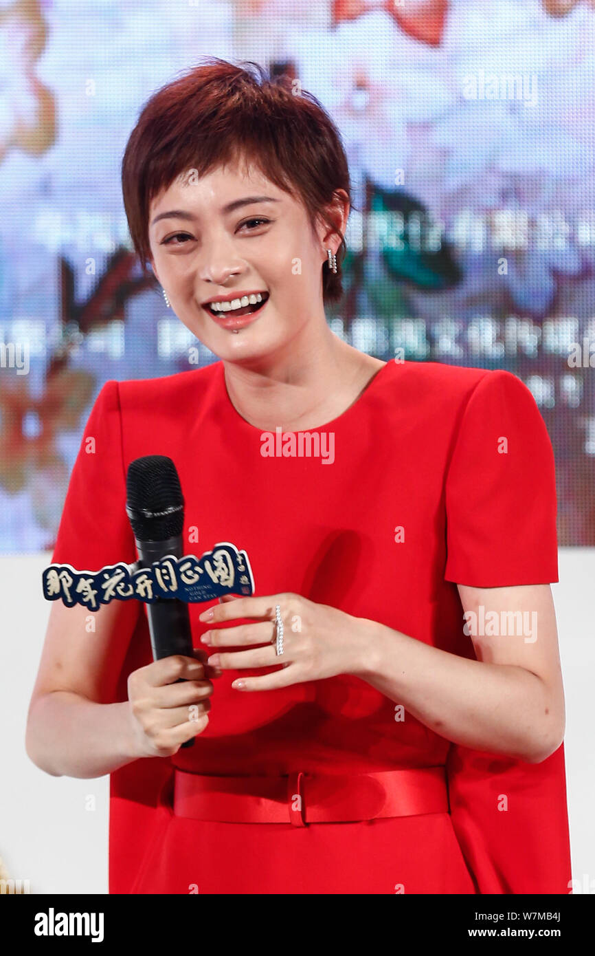 Attrice cinese Sun li assiste la conferenza stampa per la sua nuova fiction TV 'Niente oro può rimanere' a Pechino in Cina, 28 agosto 2017. Foto Stock
