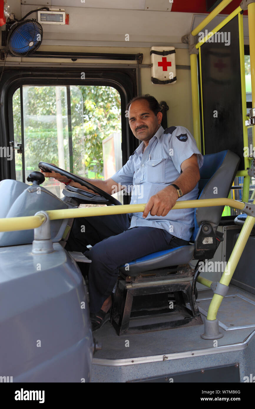 Driver del Bus della guida di un autobus Foto Stock