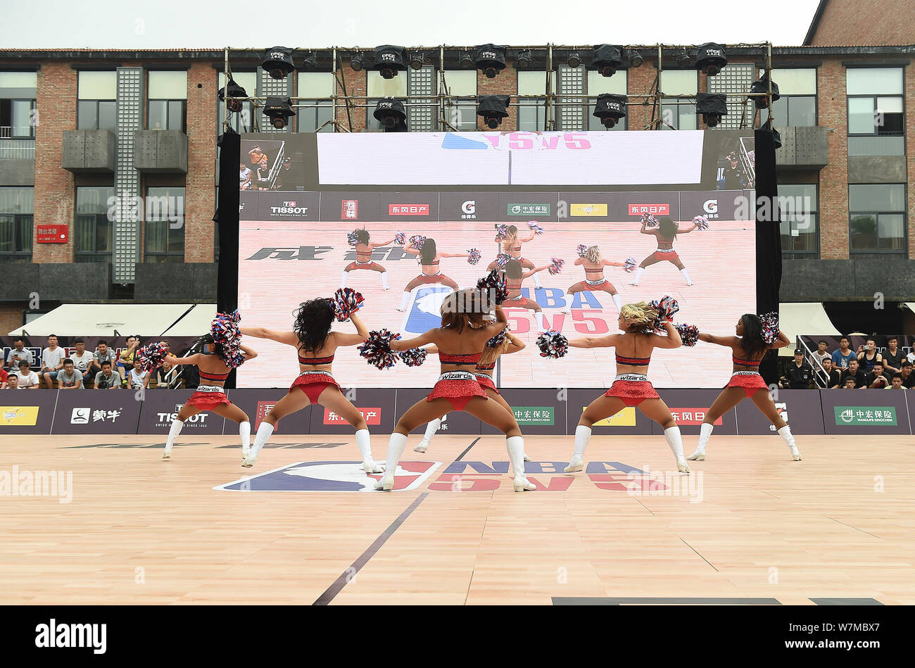 Un tifo squad esegue durante la cerimonia di apertura del "5 business elite basket NBA game 5v5'' nella città di Chengdu, a sud-ovest della Cina di Sichuan pro Foto Stock