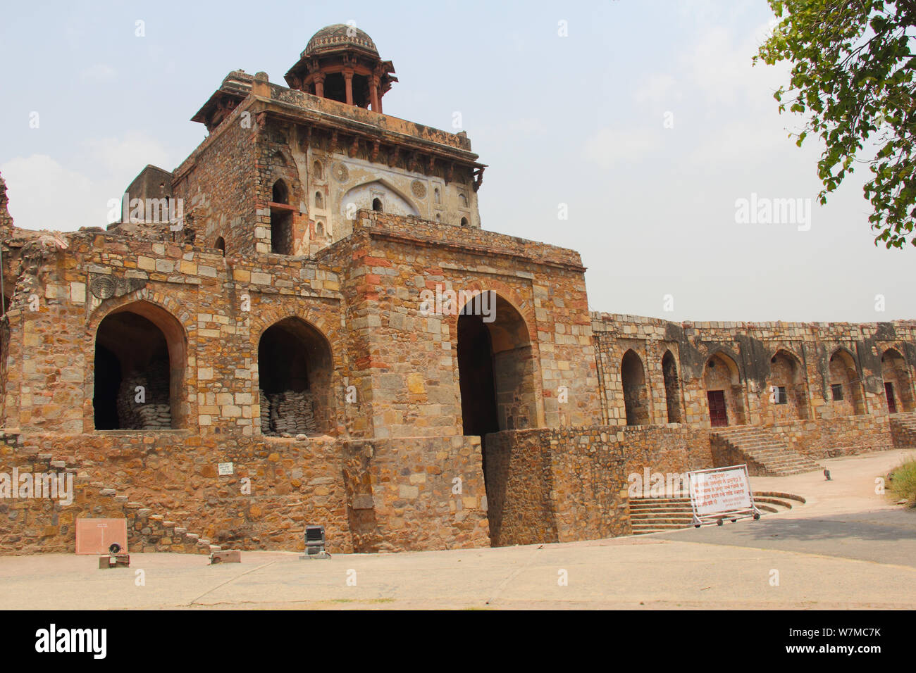 Cancello di ingresso di un fortilizio, Old Fort, New Delhi, India Foto Stock