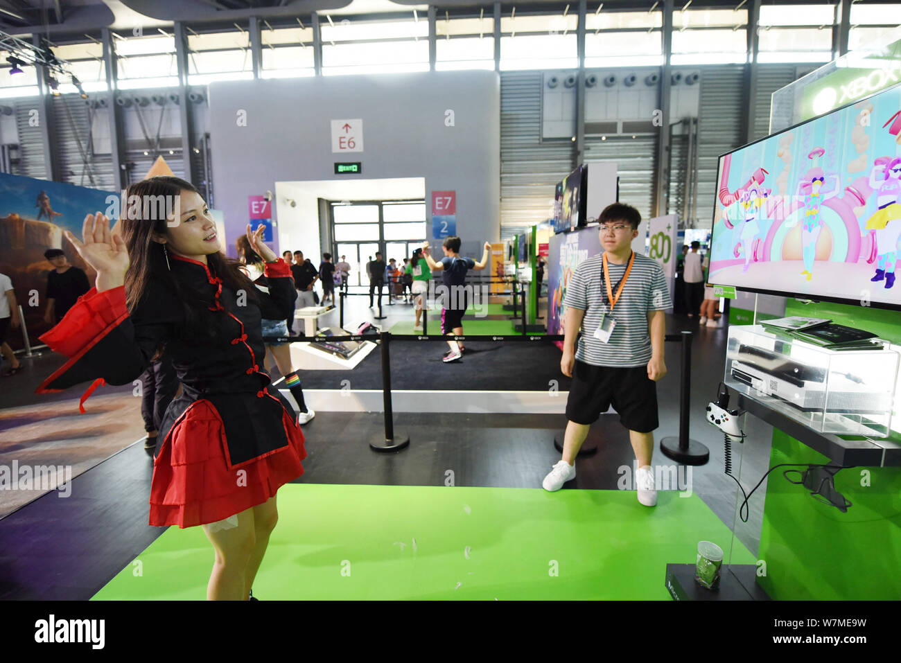 Visitatori giocare con i giochi elettronici di Microsoft su Xbox una console di gioco durante il XV China Digital Entertainment Expo, noto anche come ChinaJoy 2017, in Foto Stock