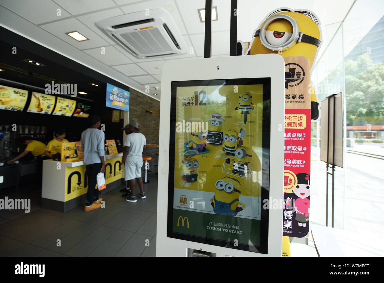 I clienti a ordinare del cibo in un tirapiedi a tema per un fast food ristorante di McDonald in Hangzhou, est della Cina di provincia dello Zhejiang, 4 luglio 2017. Universal Foto Stock