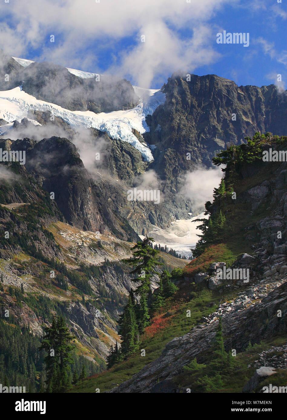Vista di Mt. Shuksan (9127 ft) con la neve e le nuvole, Parco Nazionale delle Cascate del Nord, Mt. Baker Recreation Area, Cascades Range, Washington, USA, ottobre 2009. Foto Stock