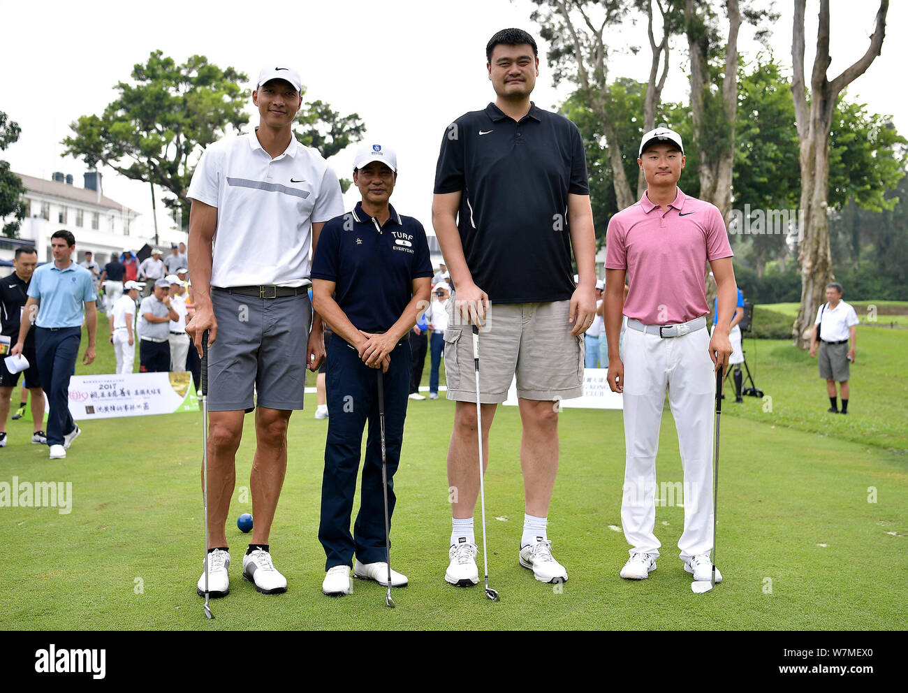 (Da sinistra) Cinese giocatore di basket Yi Jianlian, Hong Kong attore Simon Yam, pensionato cinese di pallacanestro Yao Ming, Presidente del cestello cinese Foto Stock