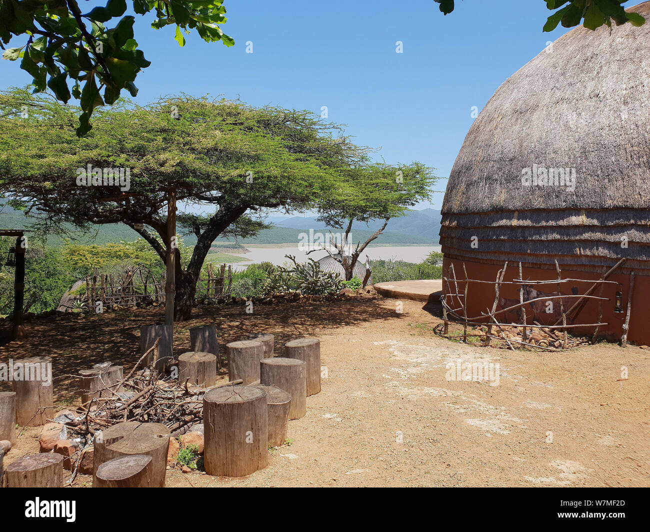 Area di intrattenimento a Zulu Shakaland Villaggio Culturale, di Eshowe, Kwazulu Natal, Sud Africa Foto Stock