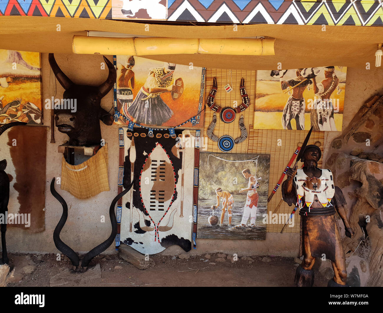 Collezione di dipinti raffiguranti la cultura Zulu a Zulu Shakaland Villaggio Culturale, di Eshowe, Kwazulu Natal, Sud Africa Foto Stock