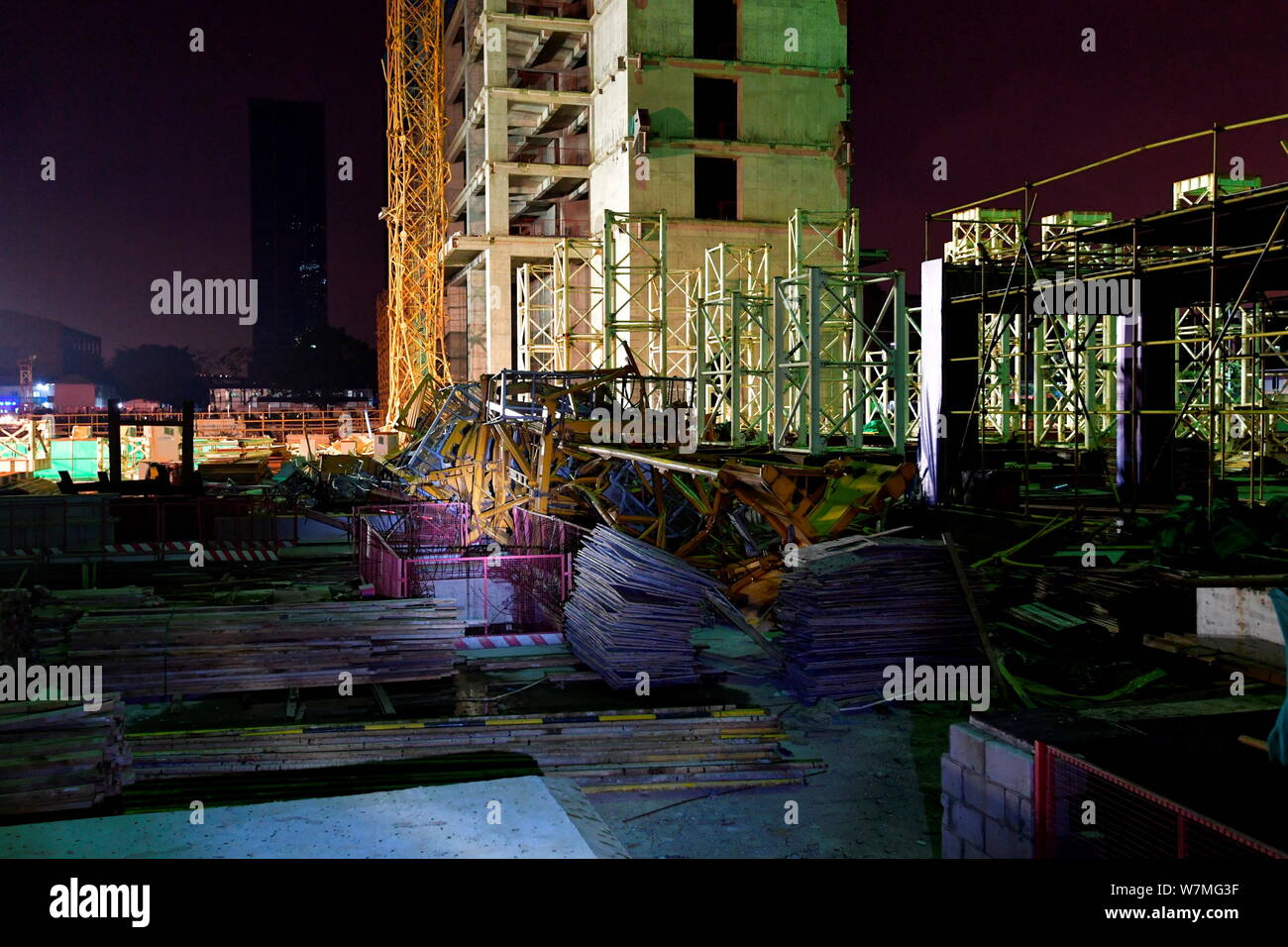 La Deforma struttura in acciaio di un crollato gru a torre è visto in un cantiere nel distretto di Haizhu nella città di Guangzhou, a sud della Cina di Guangdo Foto Stock