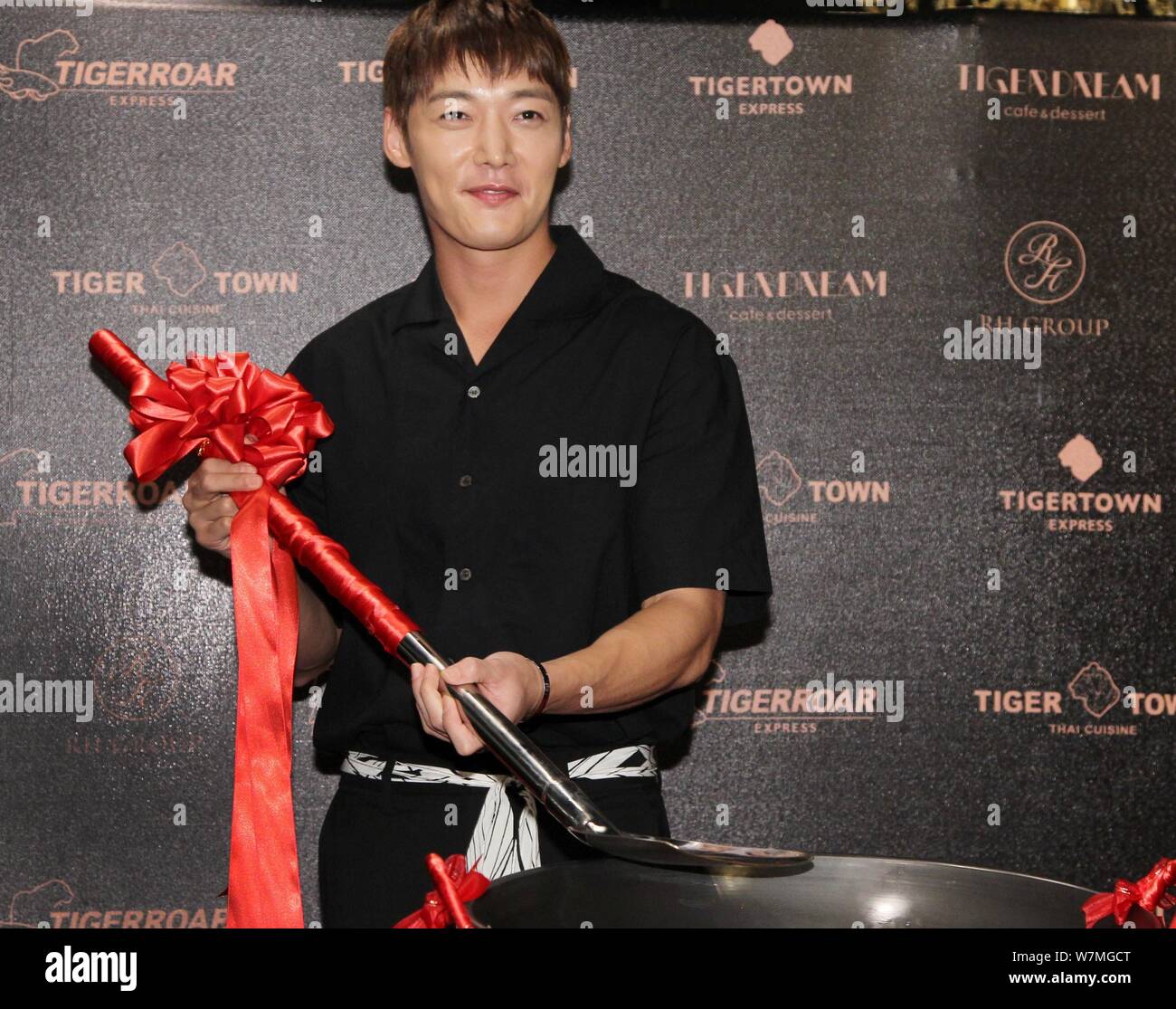 Corea del Sud attore Choi Jin-hyuk partecipa ad un evento promozionale per il Sud cucina coreana in Taipei, Taiwan, 20 luglio 2017. Foto Stock