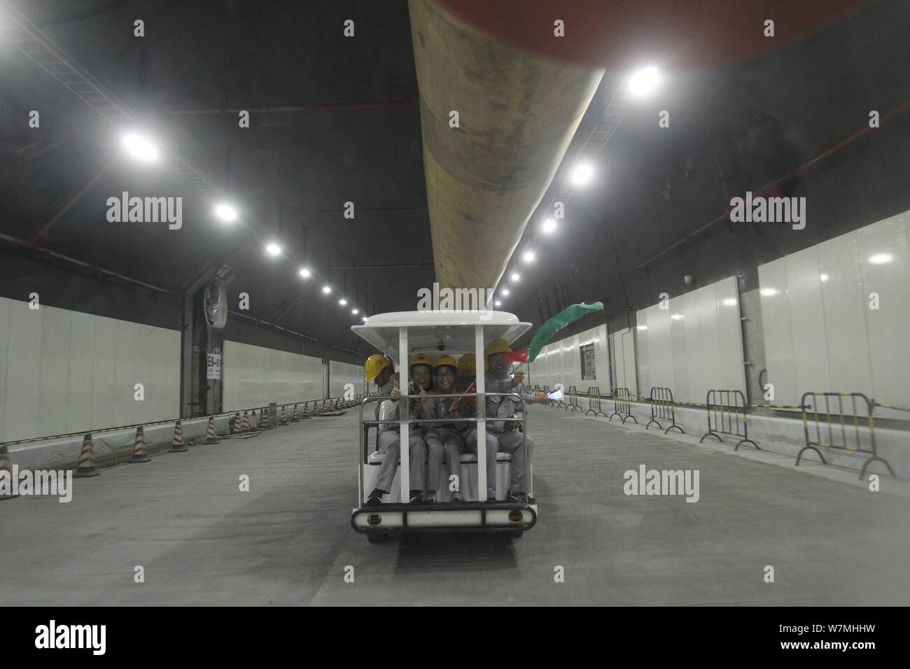 I costruttori festeggiare il completamento di un tunnel sottomarino di più lunga del mondo cross-ponte del mare, la Hong Kong-Zhuhai-Macao ponte su un artificiale è Foto Stock