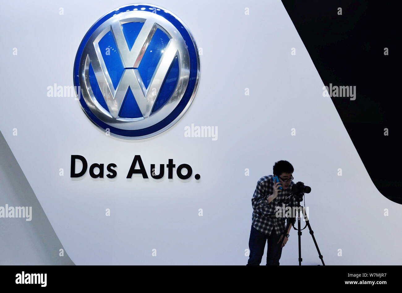 --FILE--Un fotografo scatta le foto nella parte anteriore di un logo di Volkswagen durante il XVI Shanghai industria automobilistica internazionale mostra, anche noto Foto Stock