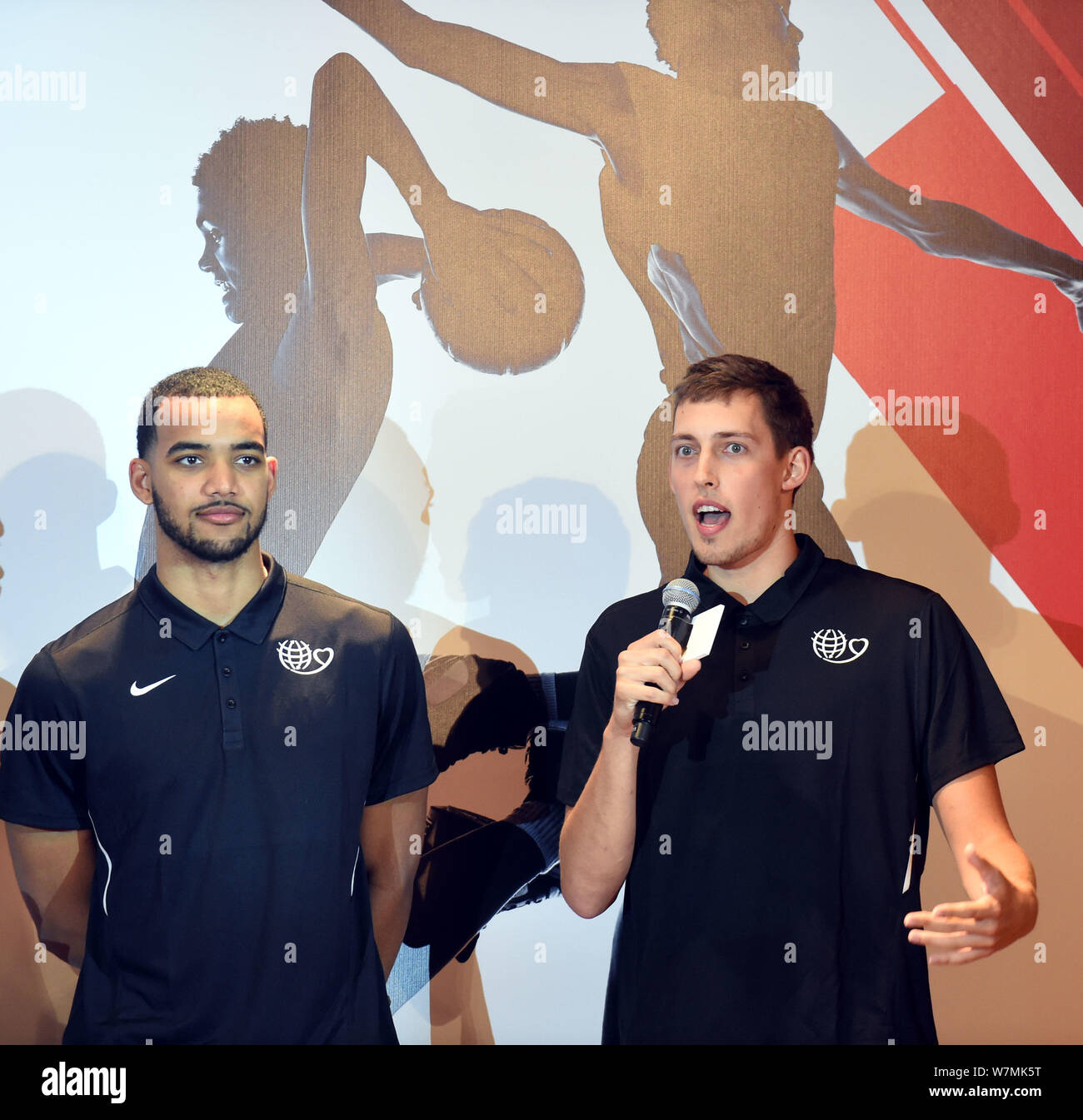 Canadian-American giocatori di basket Lyles di Trey Research, sinistra e Kyle Wiltjer di NBA di partecipare alla conferenza stampa per il 2017 Yao Foundation carità gioco in Hong Foto Stock