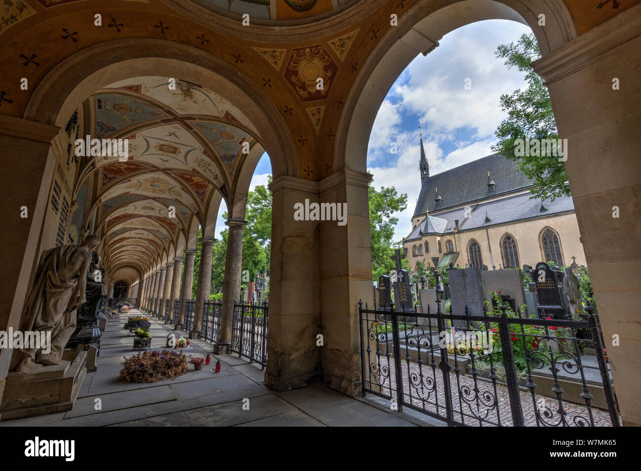 Arcade presso il cimitero di Vysehrad e Basilica dei Santi Pietro e Paolo a motivo del castello di Vysehrad a Praga, Repubblica Ceca. Foto Stock