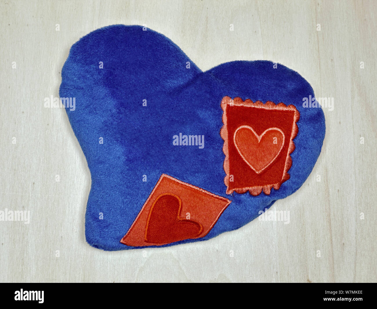 Peluche blu a forma di cuore con carte rosse Foto Stock