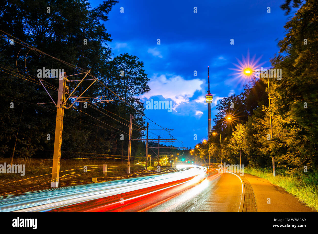 Germania, thundery magica atmosfera sopra la torre della televisione di Stoccarda città chiamata fernsehturm di notte dopo il tramonto illuminata e decorata da traff Foto Stock